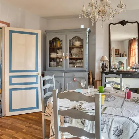 3 Bedroom Awesome In Hébergement de vacances *